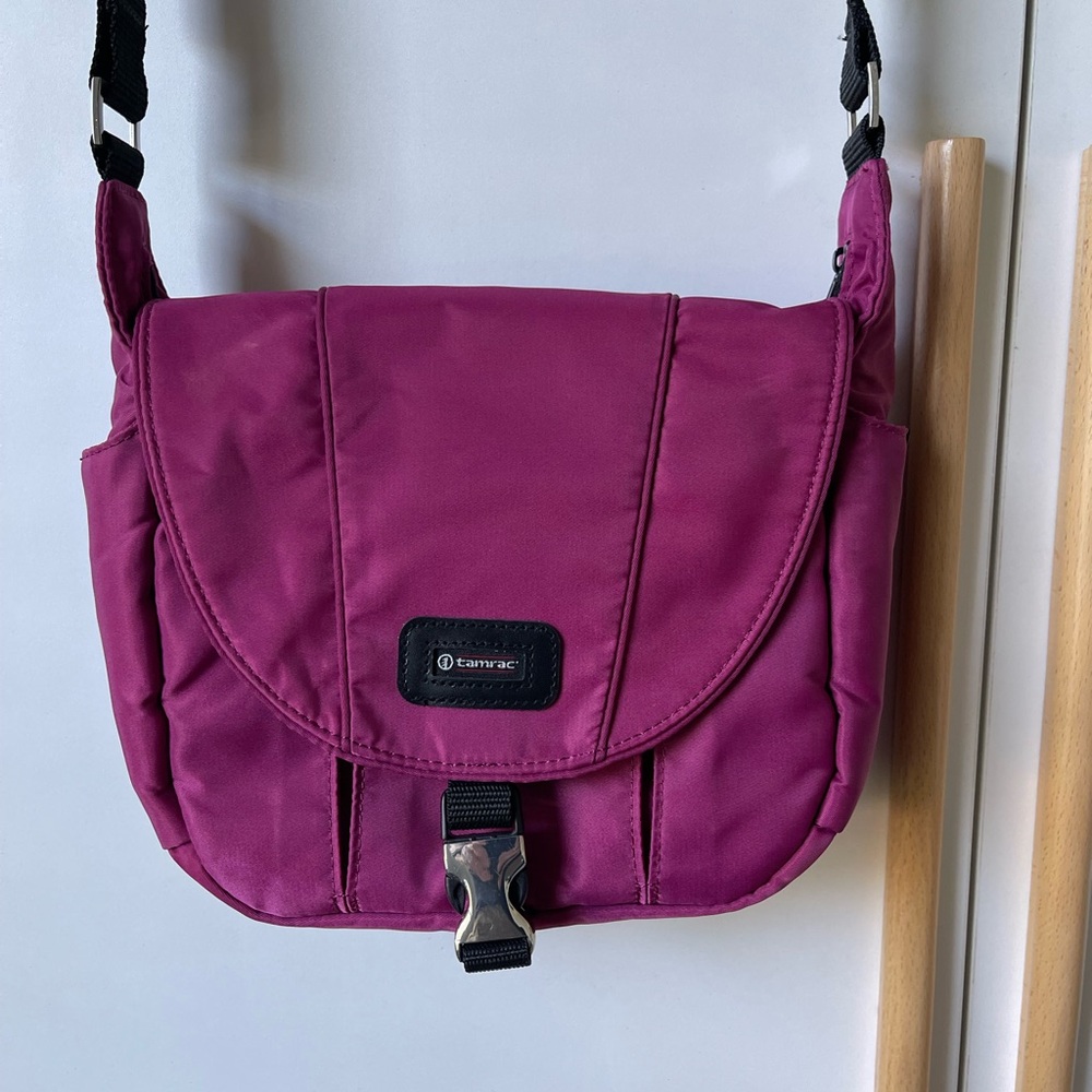 Tamrac camera bag with shoulder straps. Gently used.‎ Great condition.
